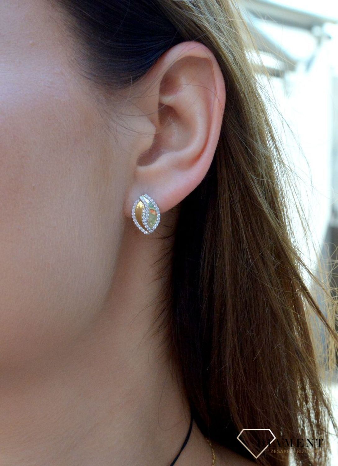 Kolczyki złote 333 ozdobione cyrkoniami KL 7357 333. Kolczyki złote z cyrkoniami. Złote kolczyki damskie. Kolczyki próby 333. Kolczyki złote klasyczne. Kolczyki idealne na prezent. Kolczyki dla ukochanej..jpg